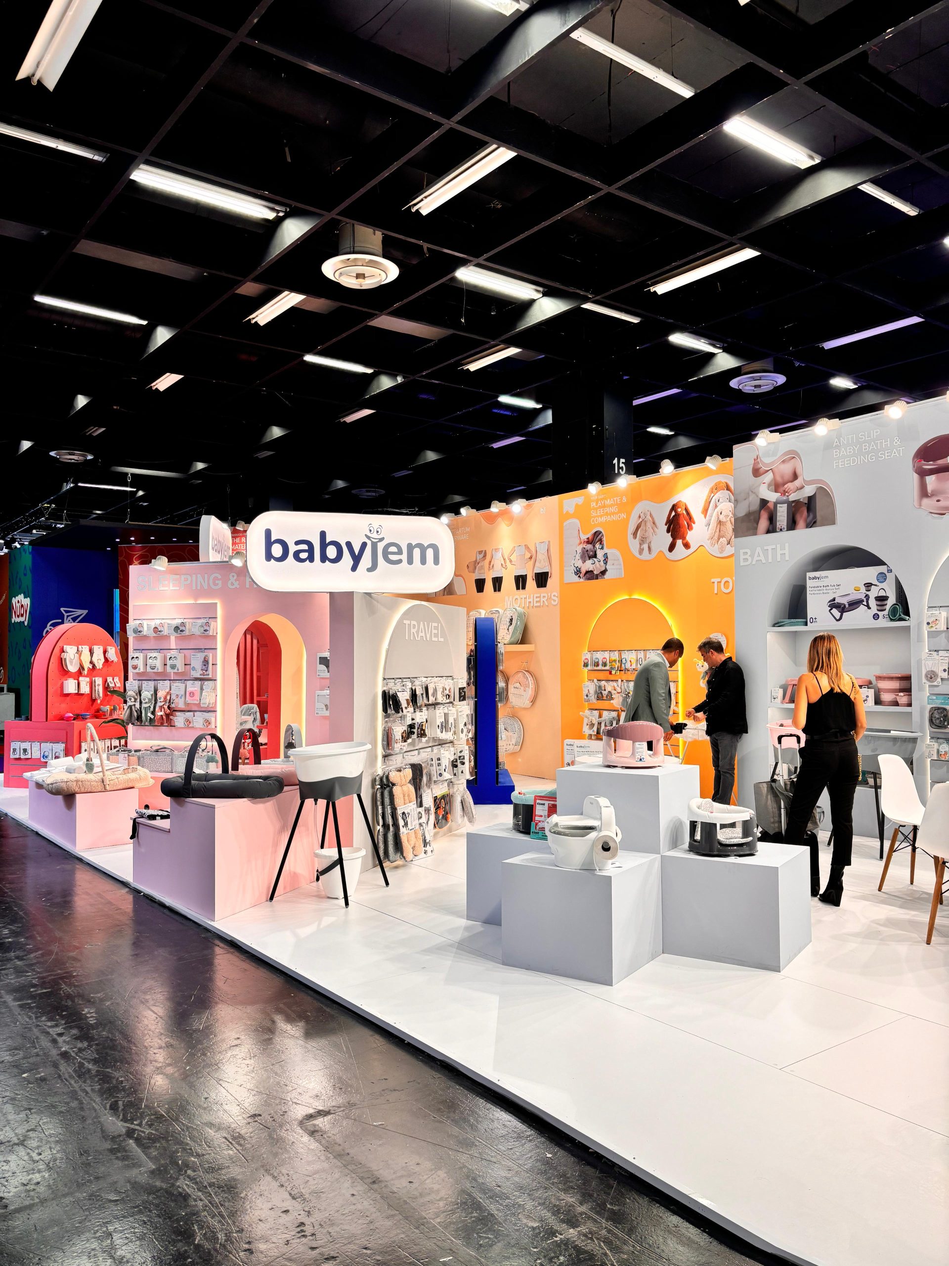 Babyjem Almanya’da Kin Und Jugend 2024 Fuarında! Babyjem olarak, Almanya’da gerçekleşen Kin Und Jugend 2024 fuarında yerimizi aldık! Dünya çapında sektörün önde gelen markalarının bir araya geldiği bu etkinlikte, en yeni ürünlerimizi ve yenilikçi çözümlerimizi tanıtma fırsatı bulduk. Fuar süresince Babyjem standımıza gösterilen yoğun ilgiden büyük mutluluk duyuyoruz. Fuarda çekilen özel anları ve ürünlerimizin görsellerini sizlerle paylaşmak için sabırsızlanıyoruz. Babyjem’in global vizyonunu ve bebekler için sunduğumuz yüksek kaliteli ürünleri görmek için takipte kalın!
